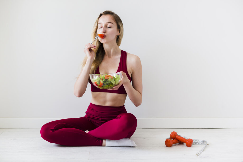 zdrowa żywność Oprócz diety, regularna aktywność fizyczna jest kluczowa dla odchudzania. Połączenie zdrowej diety z regularnym ruchem przyspiesza proces spalania kalorii.